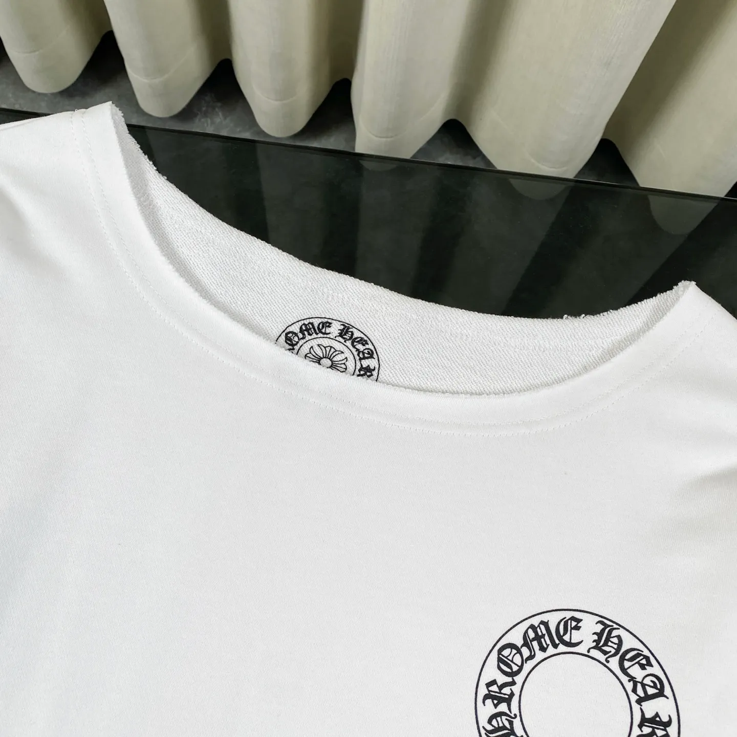 🅿️220 Chrome Hearts White arm cross flower Large horseshoe print on the back Harajuku style round neck sweatshirt Selected Xinjiang Chinese cotton fabric B1151 soft and delicate to the touch The upper body is full of texture Very light, comfortable and sporty loose version is not tight Easy to control without pressure The whole clothes is flat and has three-dimensional tailoring The upper body is awesome (the real top quality cannot be compared with the ordinary products in the market) Uses high-end printing Quality assurance The cuffs, neckline and hem are made of high-end ribbed fabric, which is comfortable and skin-friendly. It is not afraid of ironing. It is wear-resistant and can be washed with water. You can buy it with confidence!  Restore the most authentic 100% texture/customized official website original three-label hem, collar, cuffs, ribbed pattern production/cap hole electroplated hardware/customized zipper (purchasing-grade quality ❗️No pressure to enter and exit the counter at will) Quality control is in place, feel free to buy ✅ Color: White Size: S—L